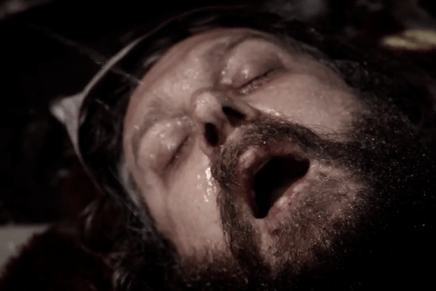 Un itinérant se fait pisser dans yeule dans le nouveau clip de KING&nbsp;PARROT