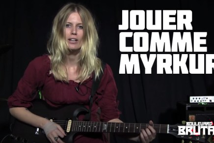 La charmante MYRKUR te montre à jouer de la&nbsp;guitare