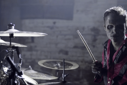 Luke Holland s’amuse sur une chanson de Michael&nbsp;Jackson