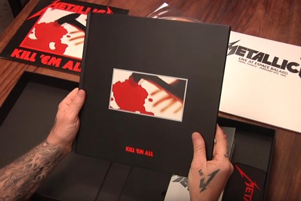 James Hetfield fait un&nbsp;unboxing