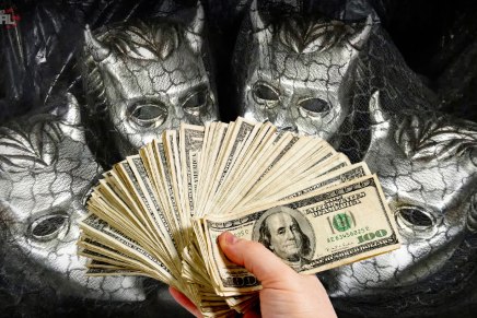 Quatre anciens Ghouls poursuivent Papa&nbsp;Emeritus