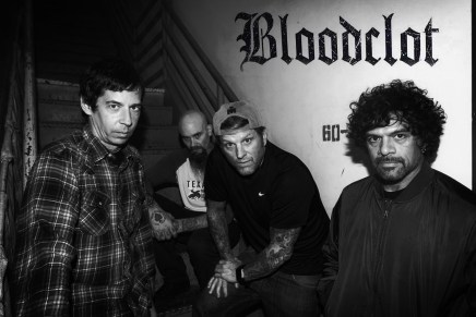 Voici BLOODCLOT, un supergroupe fronté par John Joseph des CRO-MAGS. D’la fucking&nbsp;bombe.
